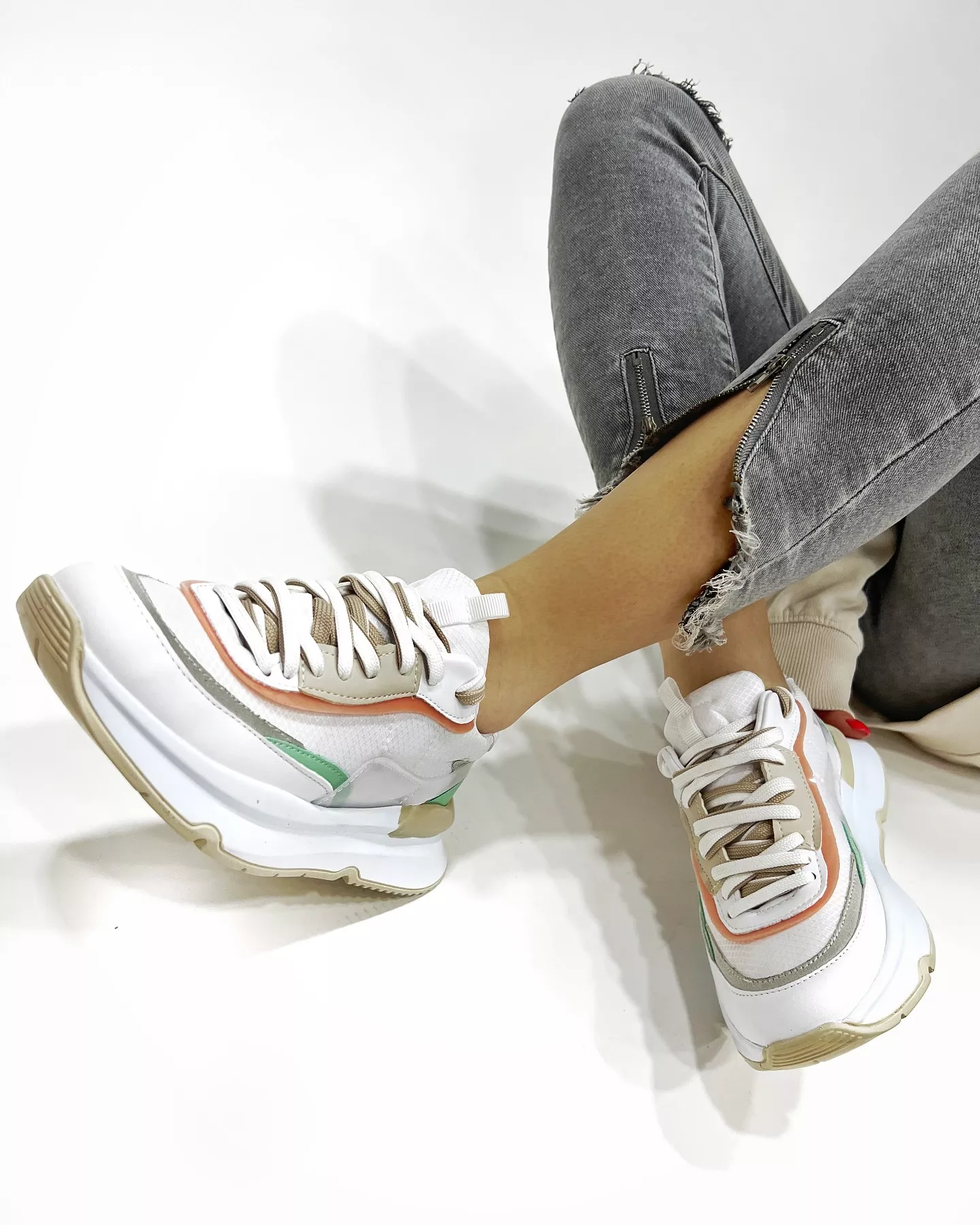 White women's sneakers E347