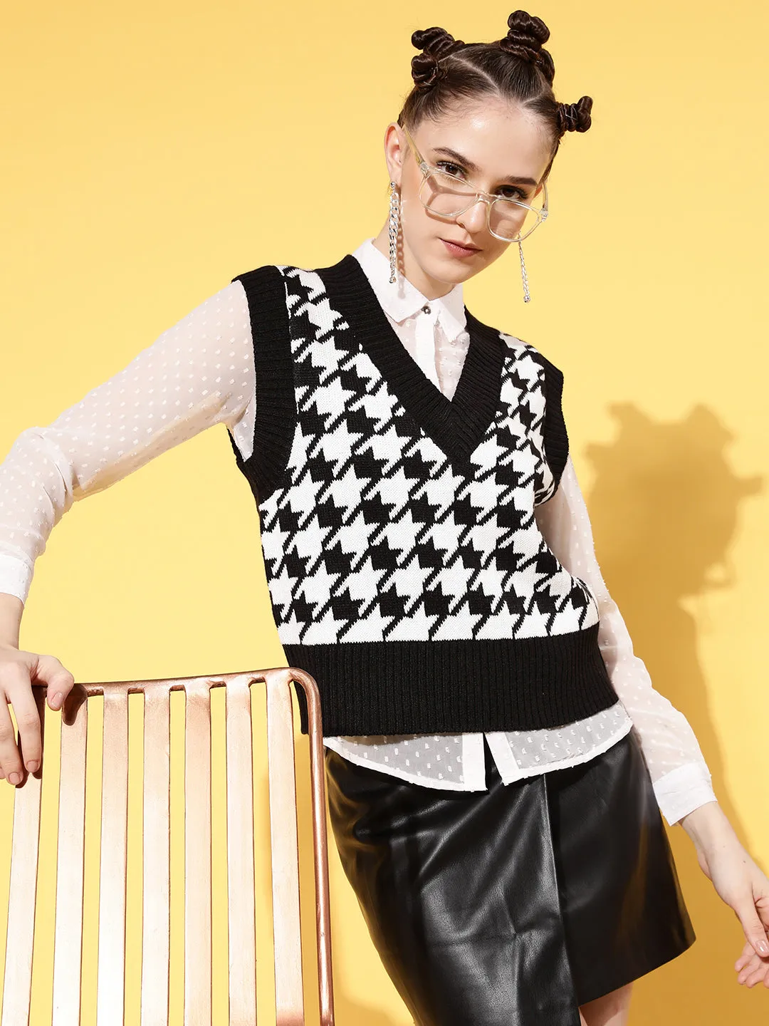 Women Black Houndstooth V-Neck Sleeveless Sweater