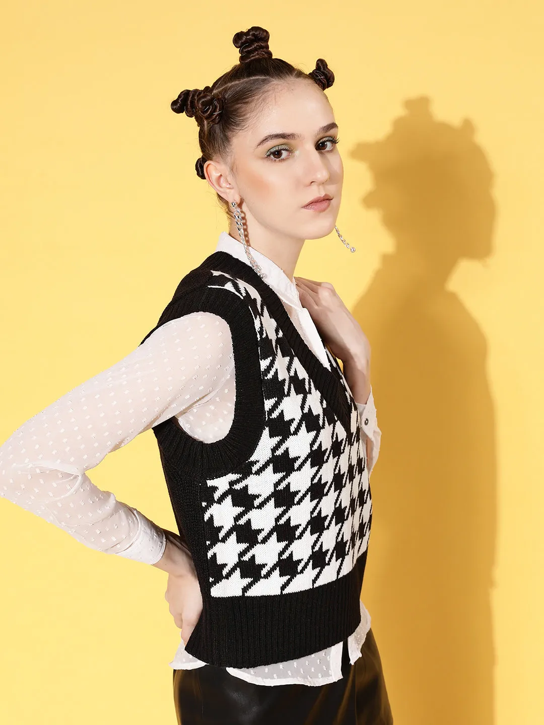 Women Black Houndstooth V-Neck Sleeveless Sweater