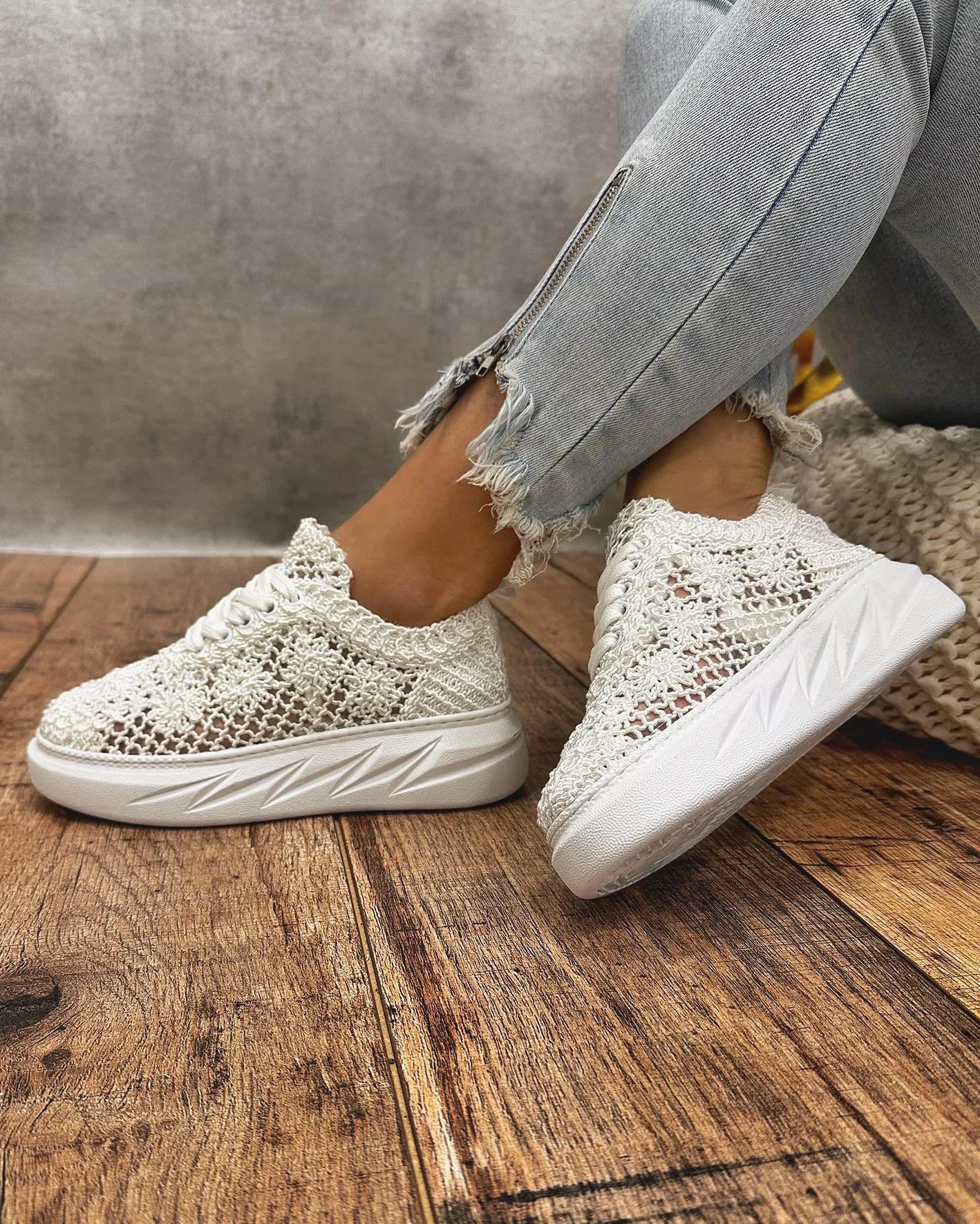 Women's white sneakers E406.